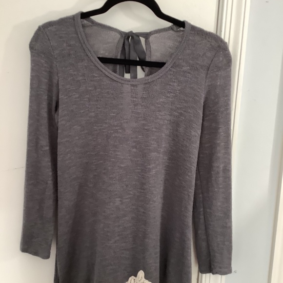 C TOP SIZE SMALL GREY EMBROIDERED LACE HEM KEYHOLE WITH BOW ON BACK - Picture 3 of 9